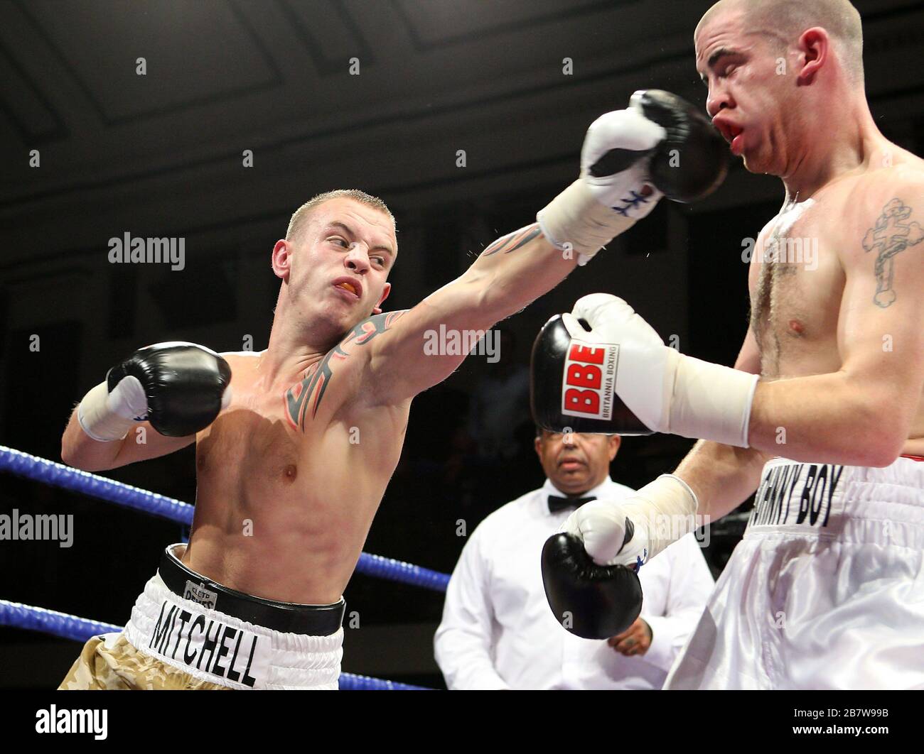 Vinny Mitchell (Tarnshorts) besiegt Johnny Greaves in einem Super-Featherweight-Boxwettbewerb in der York Hall, der von Frank Warren gefördert wird Stockfoto