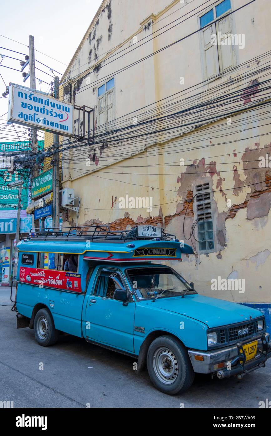 Songthaews, Pick-up-Truck, der als öffentliche Verkehrsmittel genutzt wird, Lampang, Nordthailand Stockfoto