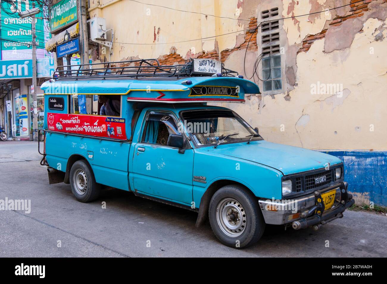 Songthaews, Pick-up-Truck, der als öffentliche Verkehrsmittel genutzt wird, Lampang, Nordthailand Stockfoto