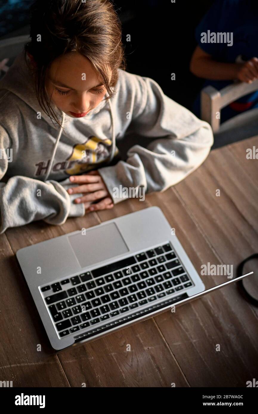 Turin, Italien. März 2020. Kinder, die mit ihren Schulkameraden während der Schließung der Schule für Covid-19 im Video anrufen, auf dem Foto: Credit: Independent Photo Agency/Alamy Live News Stockfoto