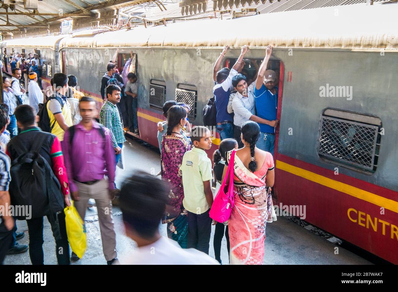 Passagiere, die in einem Nahverkehrszug in Mumbai, Indien, einsteigen Stockfoto