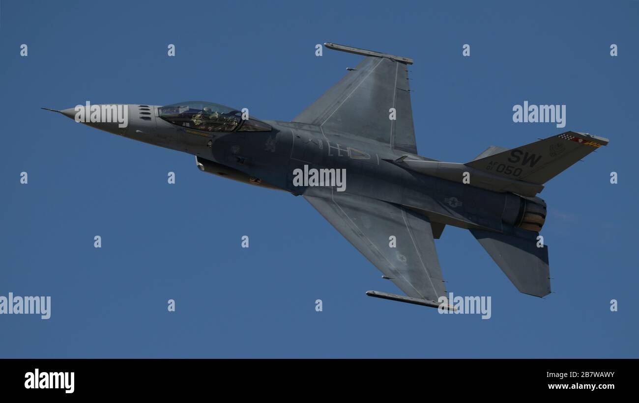 Der Kampfflugzeug F-16C Block 50 Fighting Falcon (01-7050) fliegt innerhalb der Alliance Air Show 2019 in Fort Worth, Texas, USA, 19. Oktober 2019. (CTK Foto/Marti Stockfoto