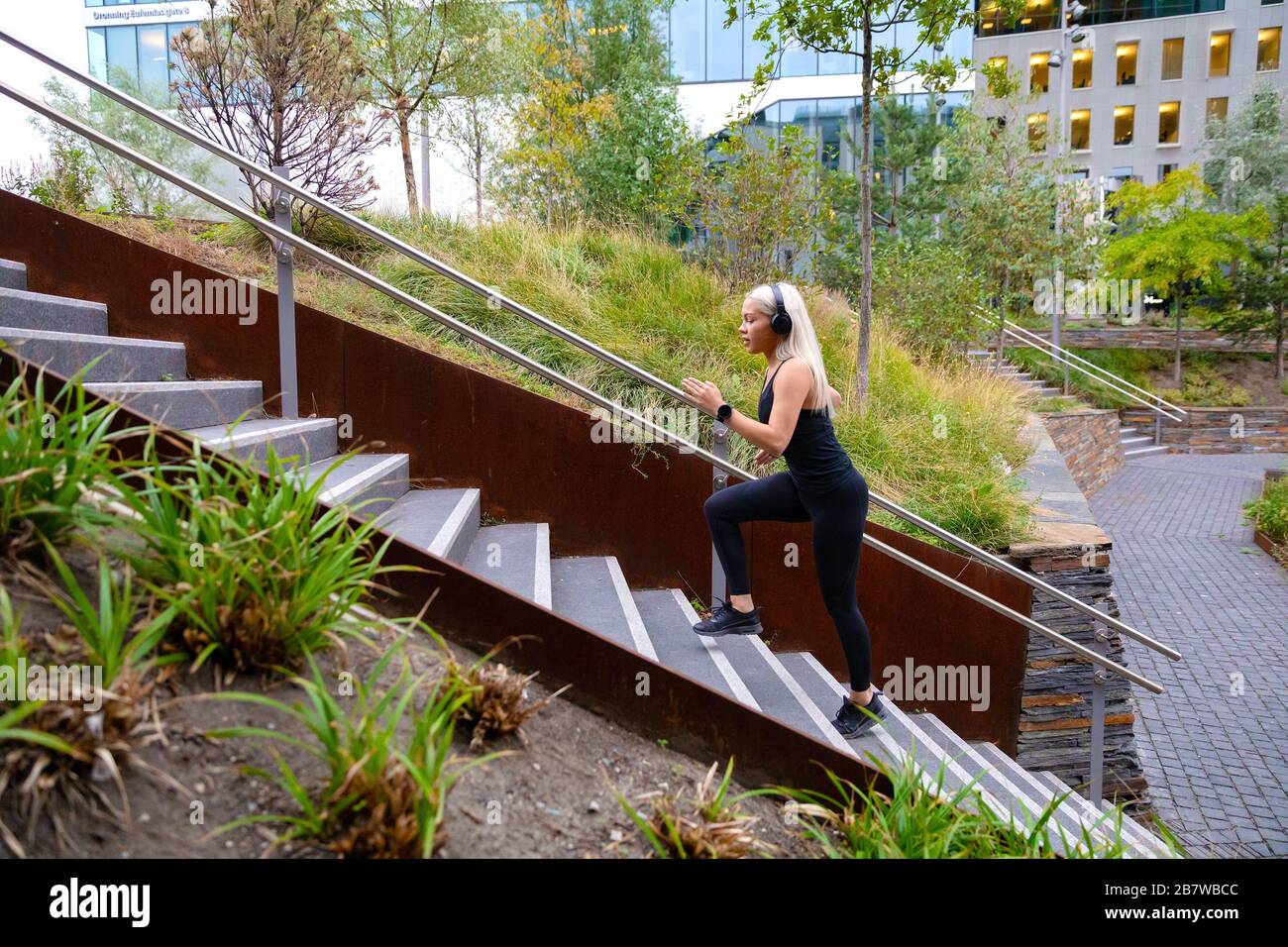 Fit Sport Damen, die in den Treppen im Stadtpark ein hartes Intervalltraining machen Stockfoto