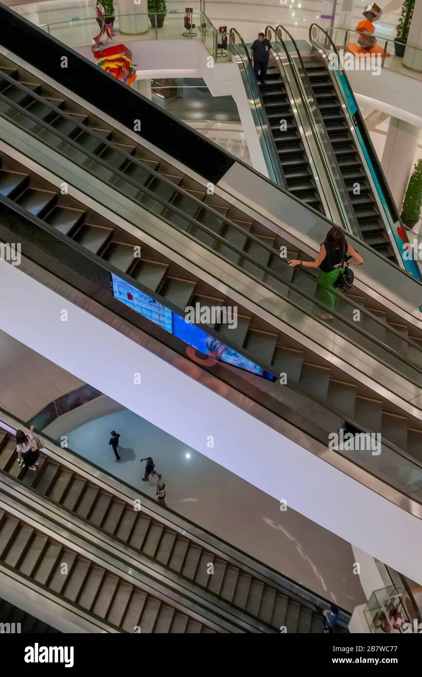 Große Kreuzung von Rolltreppen in einem großen, modernen mehrstöckigen Einkaufszentrum in einer östlichen Metropole Stockfoto