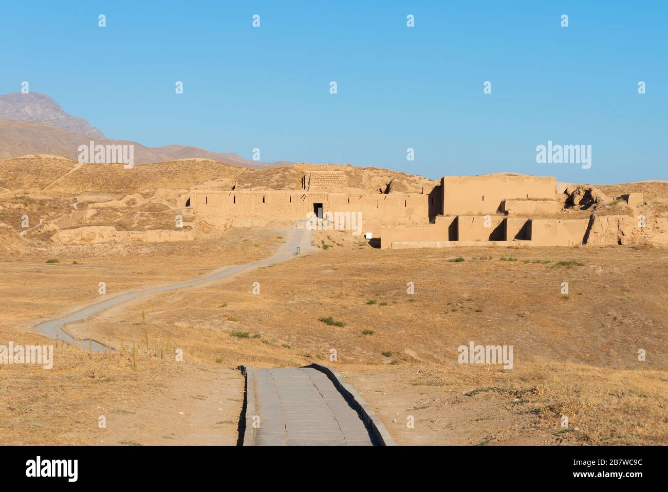 Langer Weg zur archäologischen Stätte von Nisa (Nicäa), die auch als alte Hauptstadt von Parthaunisa im parthischen Reich bekannt ist. Bagir Village, Turkmenistan Stockfoto