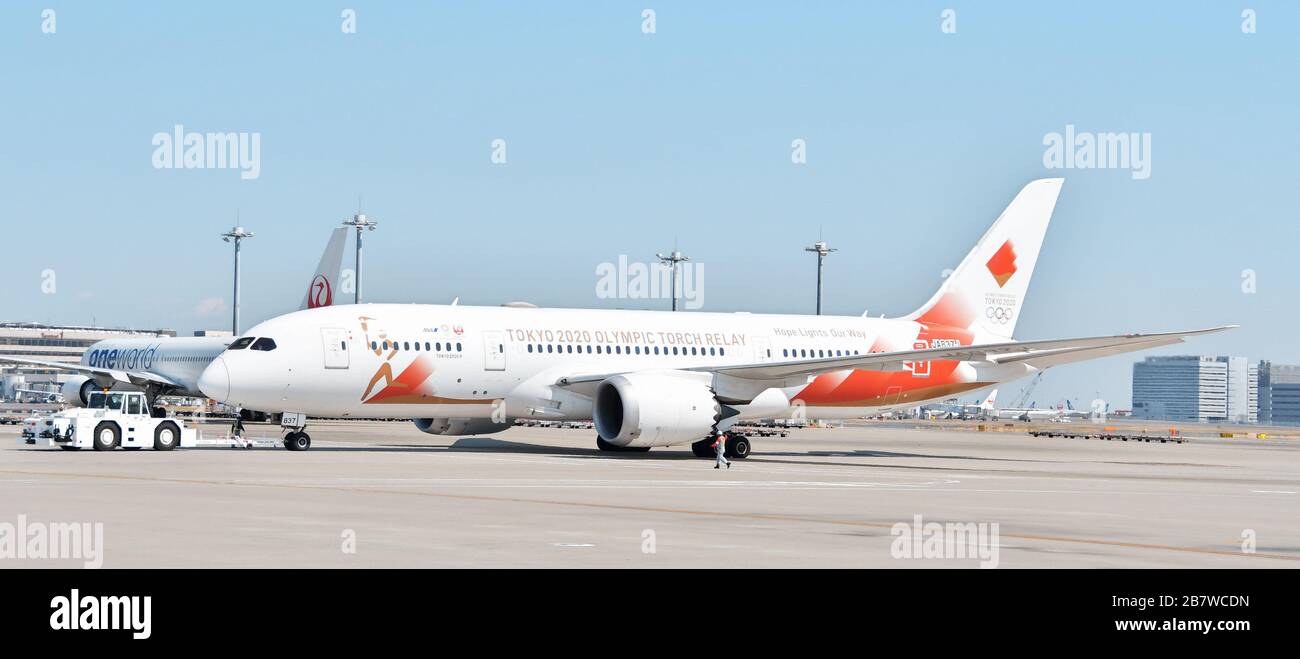 Tokio, Japan. März 2020. Das Spezialflugzeug "Tokyo 2020 Go" von Torch Relay wird am Mittwoch, den 18. März 2020, auf dem internationalen Flughafen Tokio in Japan für die Abfahrt nach Griechenland eingesetzt. Das Sonderflugzeug Tokyo 2020 Olympic Torch Relay 'Tokyo 2020 Go' transportiert die Olympische Flamme aus Griechenland und landet am 20. März auf der Japan Air Self-Defence Force Matsushima Base in der Präfektur Miyagi-Japan. Foto von Keizo Mori/UPI Credit: UPI/Alamy Live News Stockfoto
