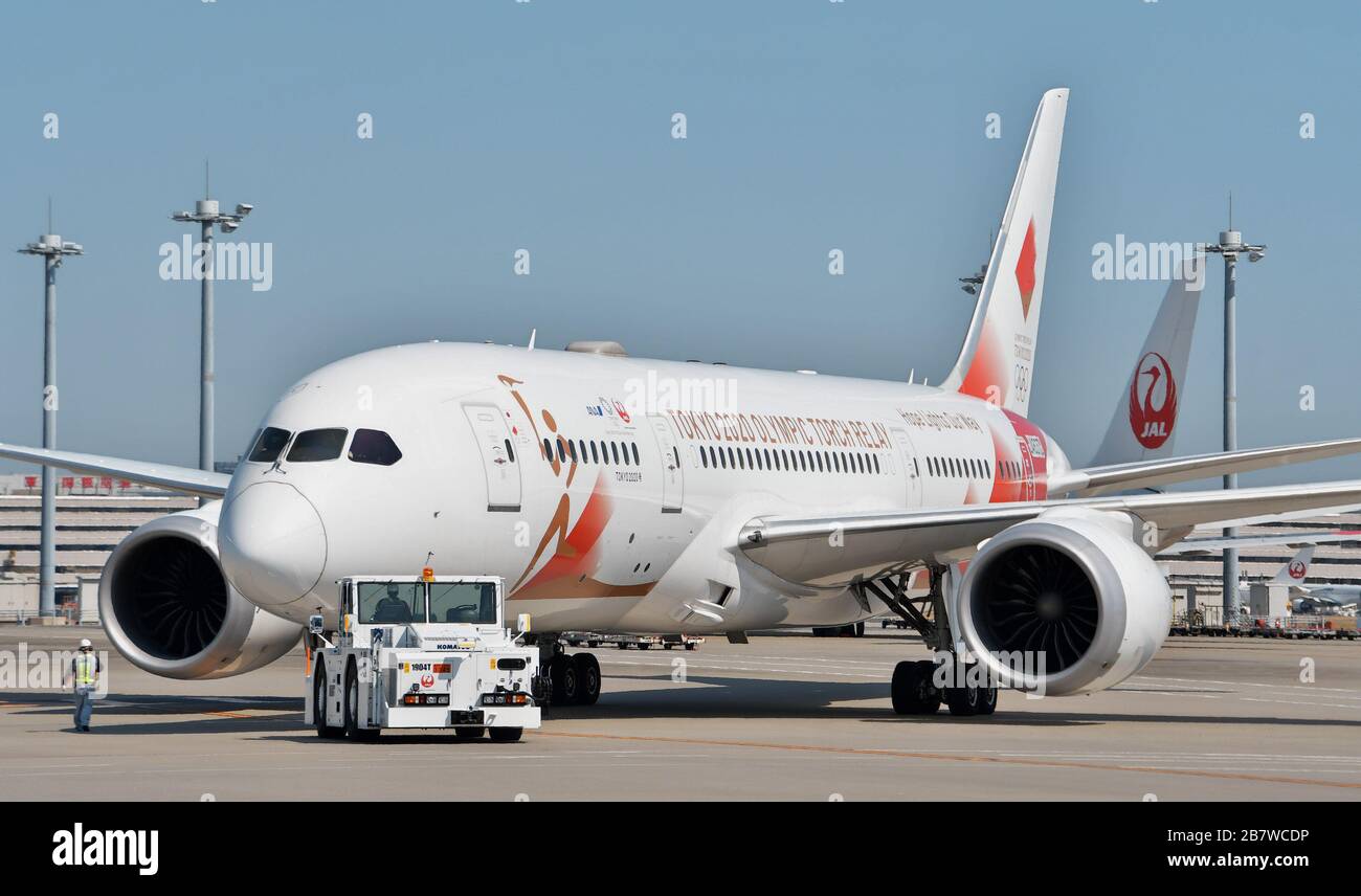 Tokio, Japan. März 2020. Das Spezialflugzeug "Tokyo 2020 Go" von Torch Relay wird am Mittwoch, den 18. März 2020, auf dem internationalen Flughafen Tokio in Japan für die Abfahrt nach Griechenland eingesetzt. Das Sonderflugzeug Tokyo 2020 Olympic Torch Relay 'Tokyo 2020 Go' transportiert die Olympische Flamme aus Griechenland und landet am 20. März auf der Japan Air Self-Defence Force Matsushima Base in der Präfektur Miyagi-Japan. Foto von Keizo Mori/UPI Credit: UPI/Alamy Live News Stockfoto