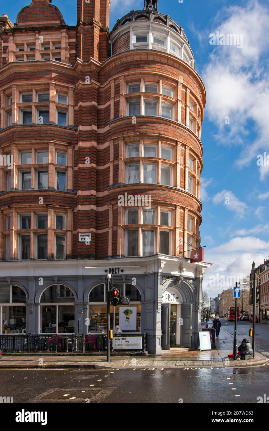 LONDON WIMPOLE STREET PRET CAFÉ IM ROTEN ZIEGELGEBÄUDE AN DER ECKE Stockfoto