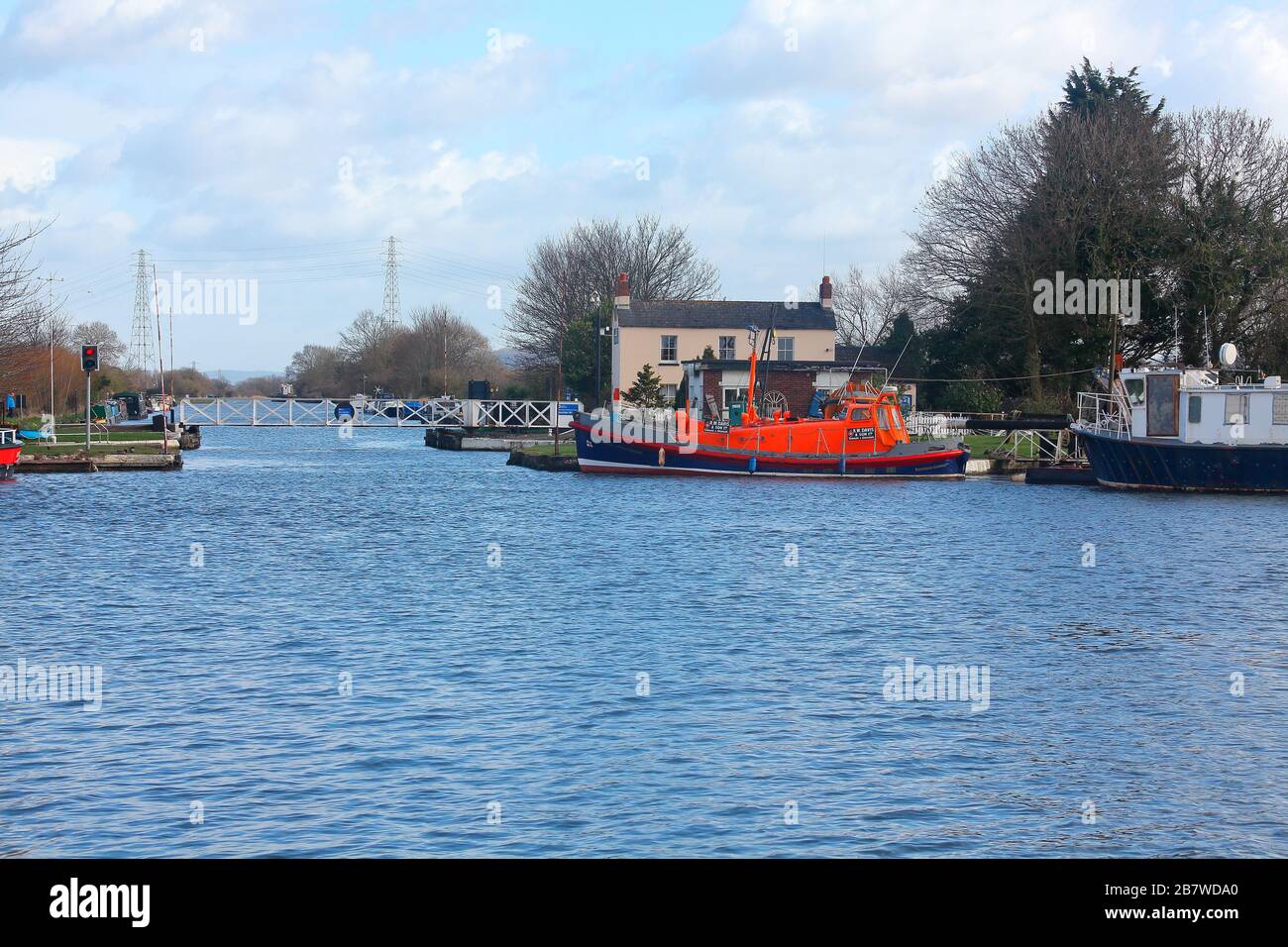 Eine von vielen Schaumbrücken auf dem Gloucester- und Schärfenkanal, die hier an der Kreuzung Saul bei Frampton zu sehen sind. Stockfoto