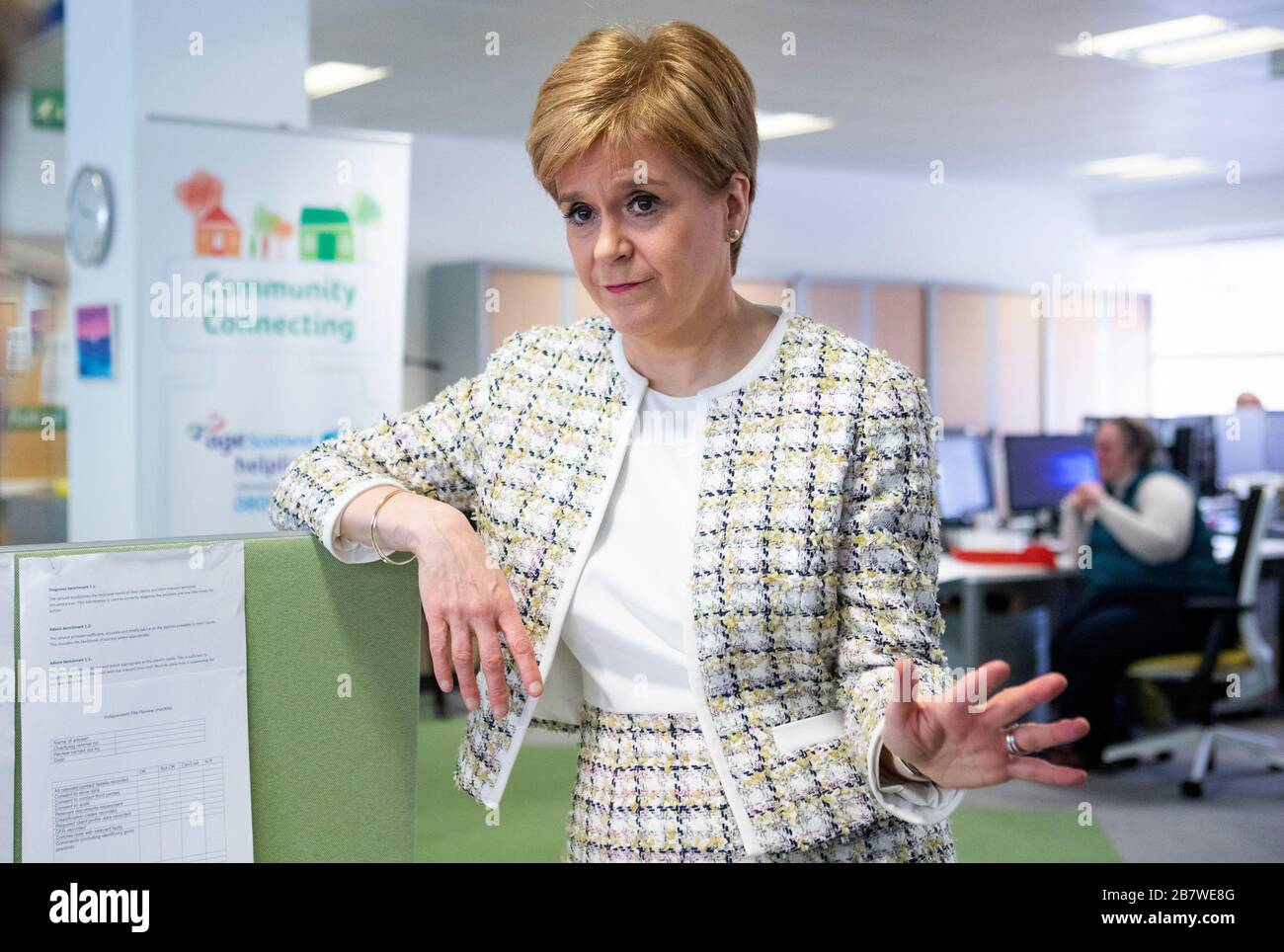 Erste Ministerin Nicola Sturgeon bei ihrem Besuch der von der schottischen Regierung unterstützten Age Scotland Helpline in Edinburgh, die Anrufe in Zusammenhang mit Coronavirus und seinen Auswirkungen auf ältere Menschen abhandelt. Stockfoto