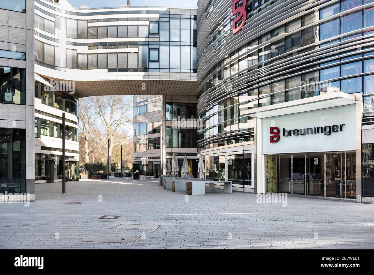 Leere Innenstadt in Düsseldorf wegen der Corona-Pandemie, hier am Ko-Bogen mit dem Breuninger Kaufhaus Stockfoto