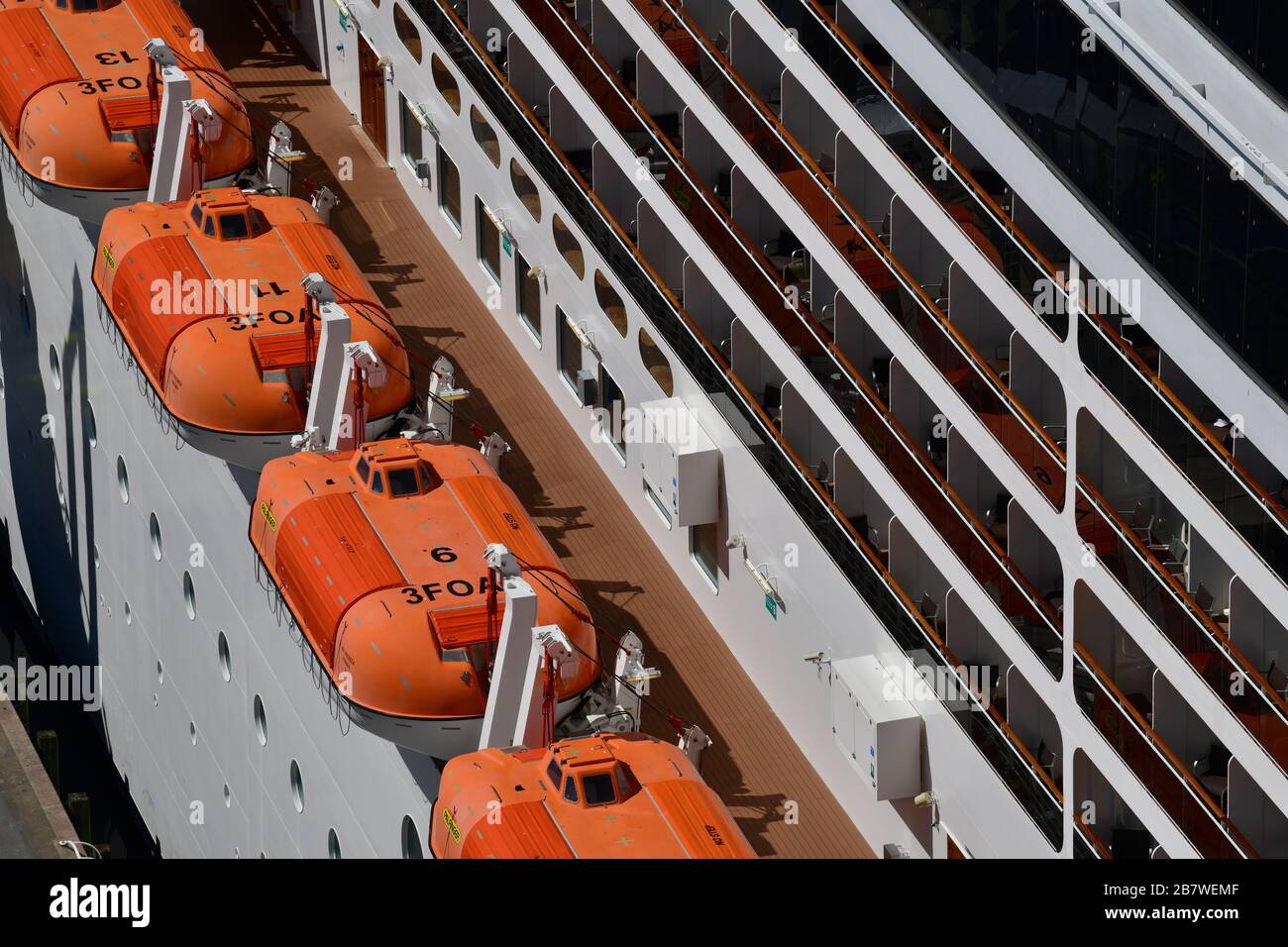 Kreuzfahrtschiff Nahaufnahme Hafen von Rotterdam, Niederlande Stockfoto