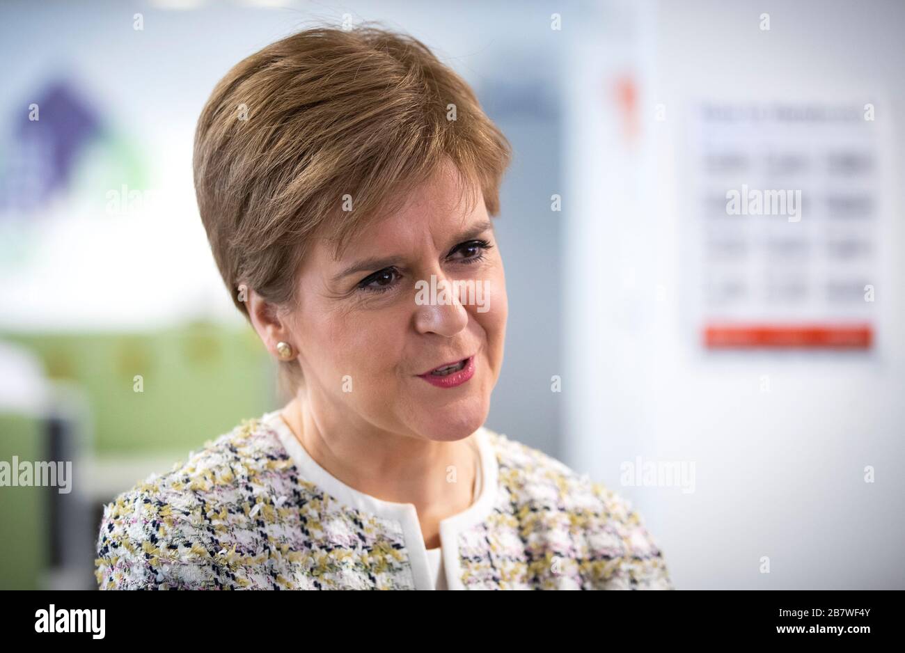 Erste Ministerin Nicola Sturgeon bei ihrem Besuch der von der schottischen Regierung unterstützten Age Scotland Helpline in Edinburgh, die Anrufe in Zusammenhang mit Coronavirus und seinen Auswirkungen auf ältere Menschen abhandelt. Stockfoto