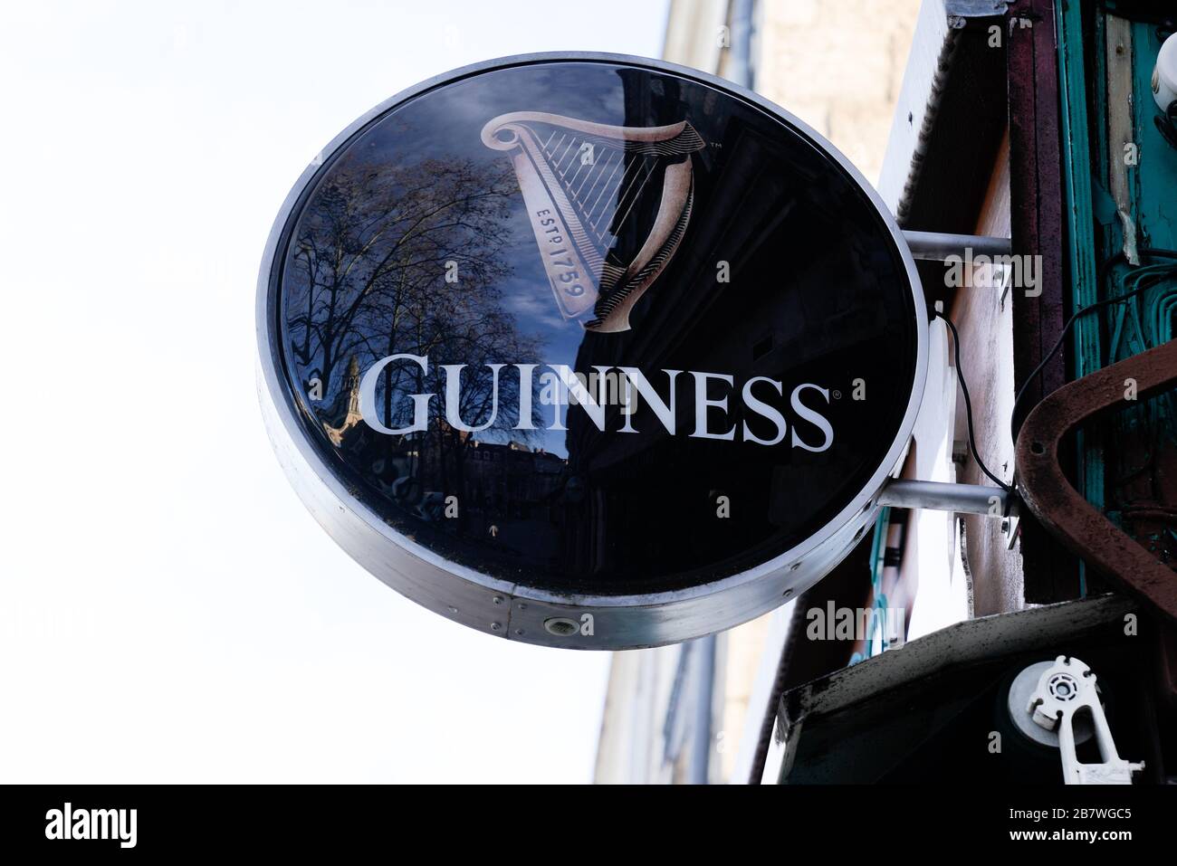 Bordeaux, Aquitanien/Frankreich - 01 15 2020: guinness-bier-Zeichen Logo auf Wand Gebäude Restaurant Kneipe Bar Stockfoto