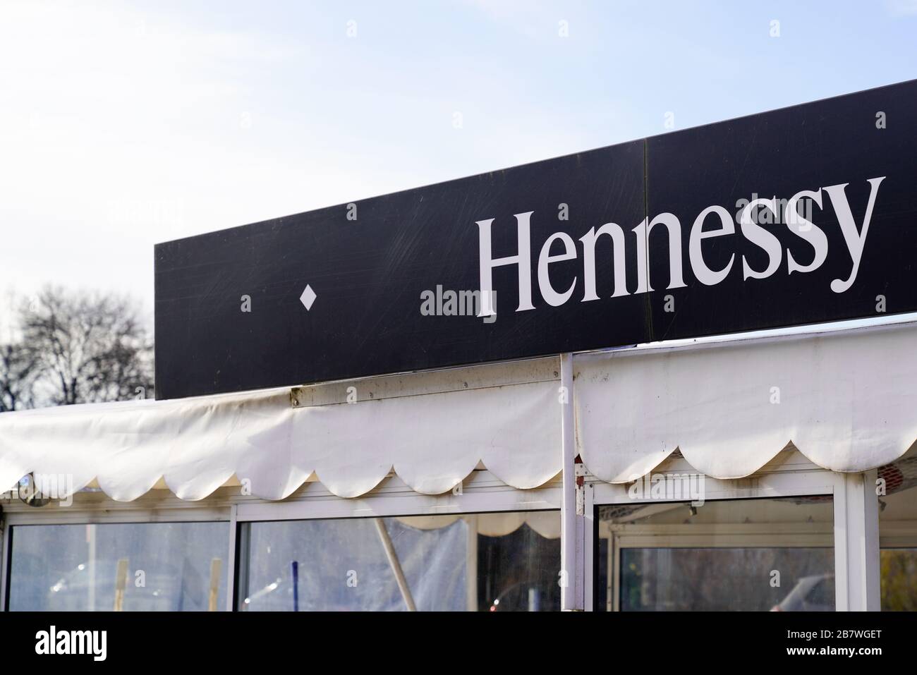 Cognac , Aquitanien / Frankreich - 12 04 2019 : Hennessy Logo Marke Cognac im Boot charente France Stockfoto