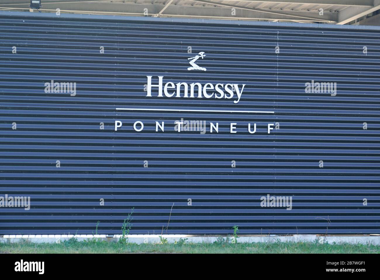 Cognac, Aquitanien / Frankreich - 12 04 2019 : Hennessy Logo Fabrik pont neuf Marke Cognac charente Frankreich Stockfoto