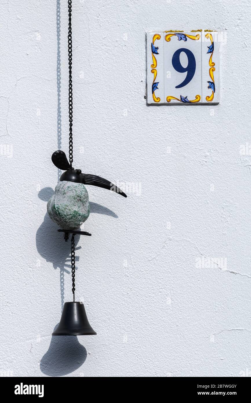 Glocke an Hauswand, Gemeinde Tating in der Landschaft und Halbinsel Eiderstedt, Nordfriesland, Schleswig-Holstein, Norddeutschland, Mitteleuropa Stockfoto