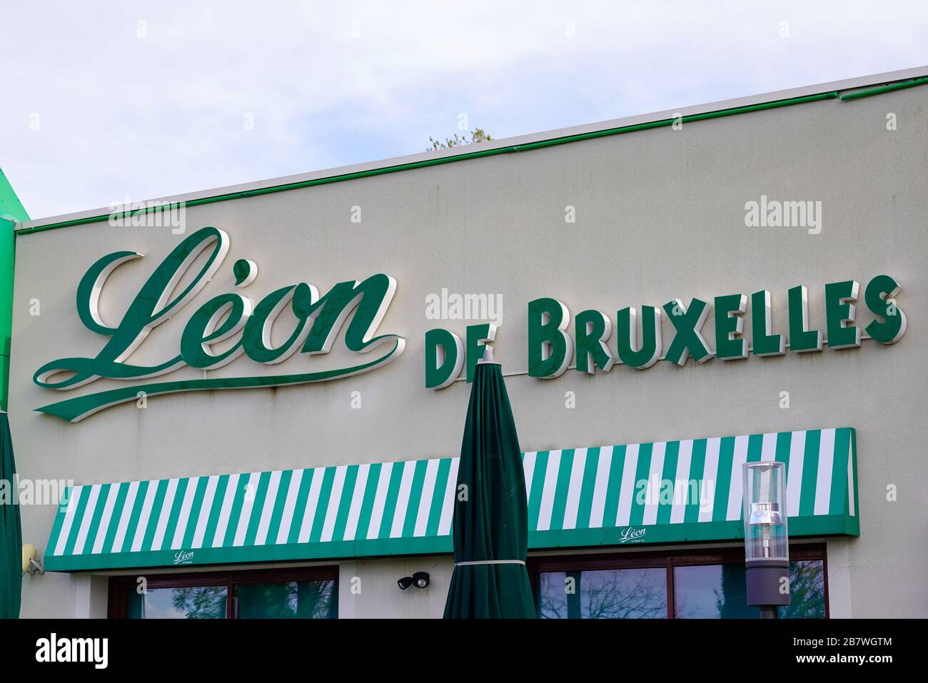 Bordeaux, Aquitanien/Frankreich - 11. 07 2019: léon de bruxelles Logo im Restaurant belgium french Shop Cuisine Franchise Stockfoto