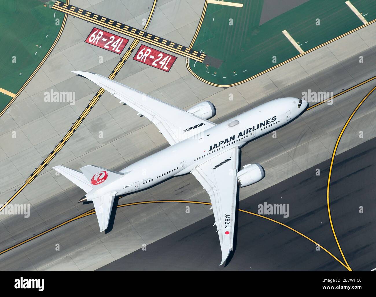 Luftbild der Boeing 787 Dreamliner ja821J von Japan Airlines mit Rollbahn- und Landebahnmarkierungen für Verkehrsmuster. JAL B787 am Flughafen Los Angeles. Stockfoto