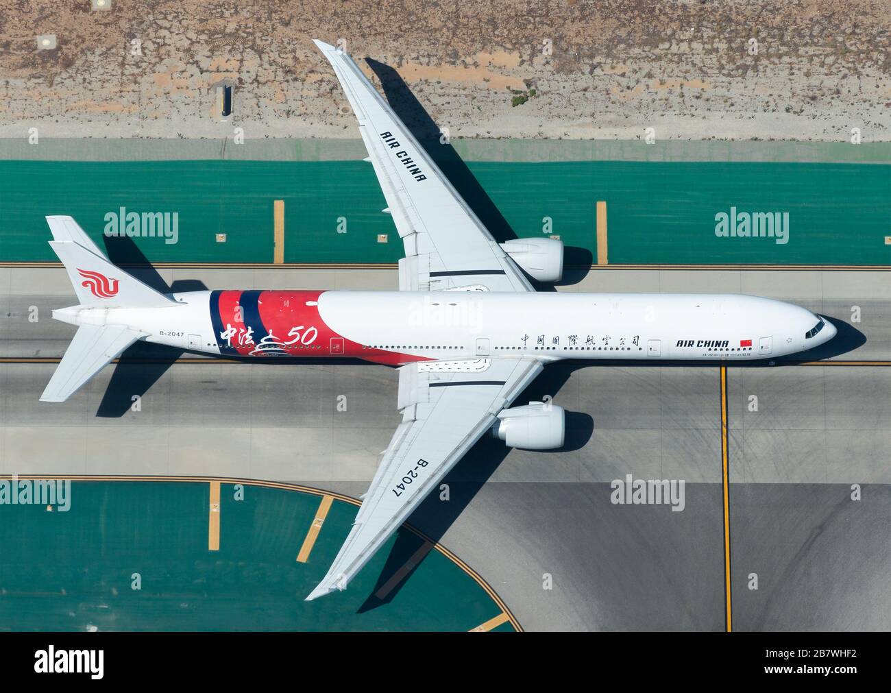 Air China Boeing 777 mit dem Taxi auf dem Flughafen Los Angeles LAX. Flugzeuge, die als B-2047 registriert sind, mit einem speziellen Farbschema, das die Beziehungen zu China Frankreich feiert. Stockfoto