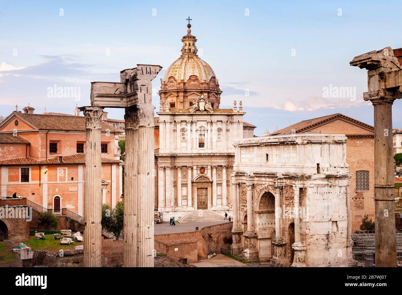 Forum Romanum und Kirche von Santi Luca e Martina vom Kapitolinischen Hügel aus gesehen Stockfoto