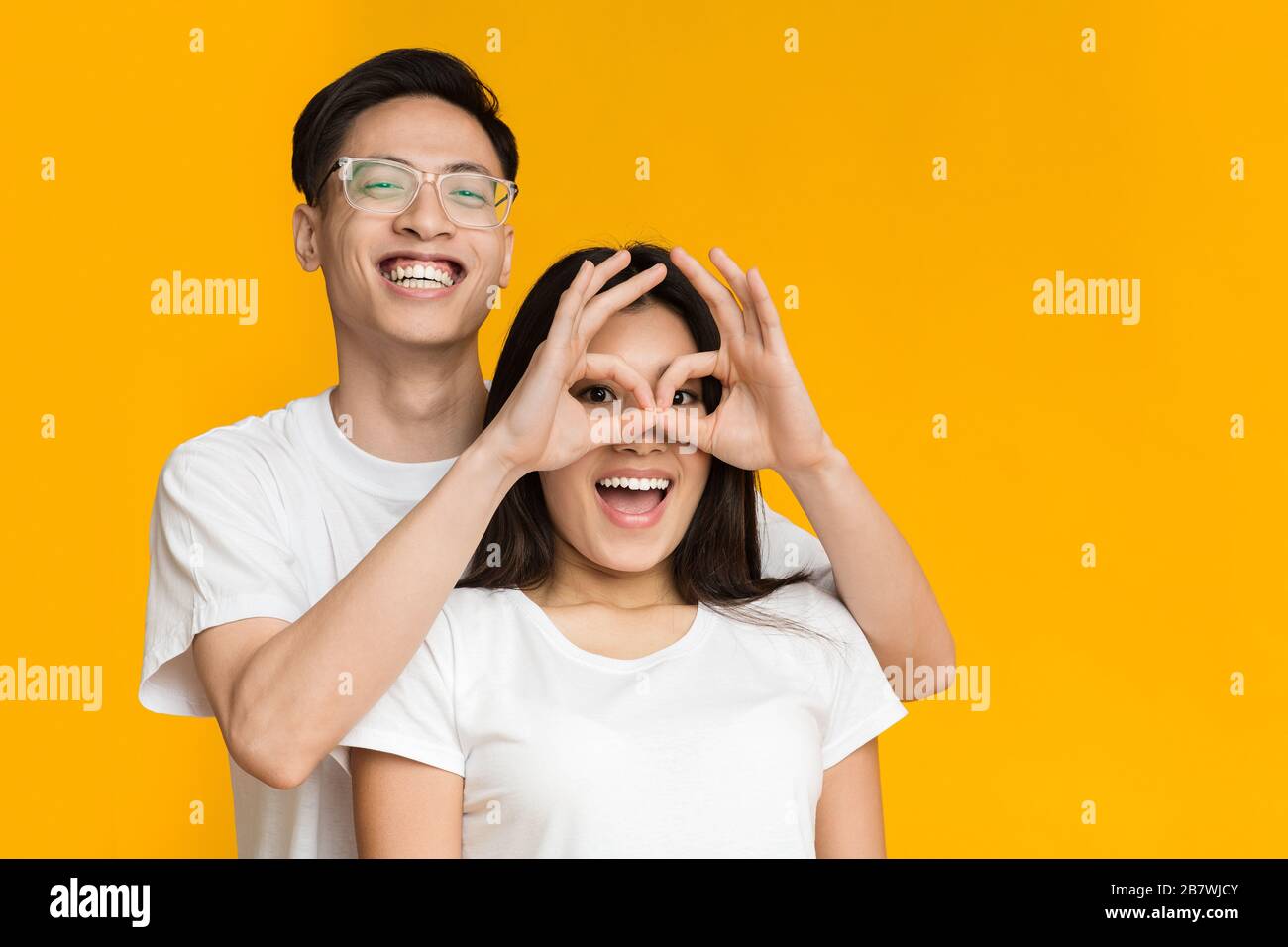 Fröhliches asiatisches Paar liebt es, zusammen aufregendes Erlebnis zu haben Stockfoto