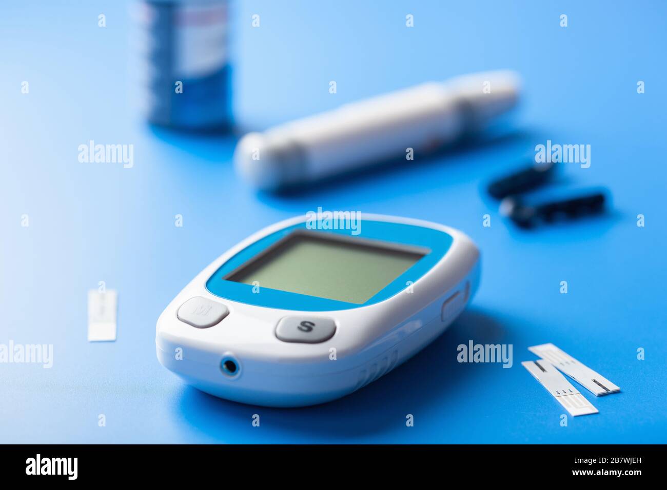 Glucosimeter-Ketometerlancet und Streifen zur Selbstüberwachung des Blutzuckers oder des Ketonspiegels. Diabetes oder Keto-Diät Stockfoto