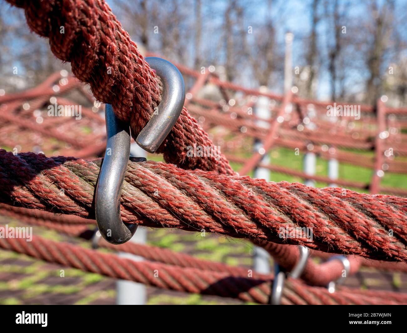 Starkes dickes Drahtseil. Rotes Seil mit einer Metallklemme Stockfotografie  - Alamy