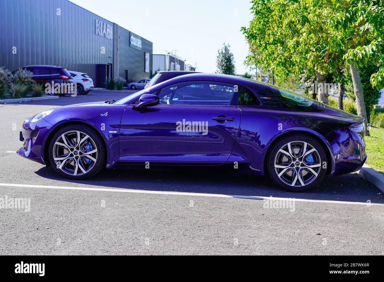 Bordeaux, Aquitanien / Frankreich - 10 14 2019 : Alpine A110 Sportwagen Profil blau Renault Stockfoto