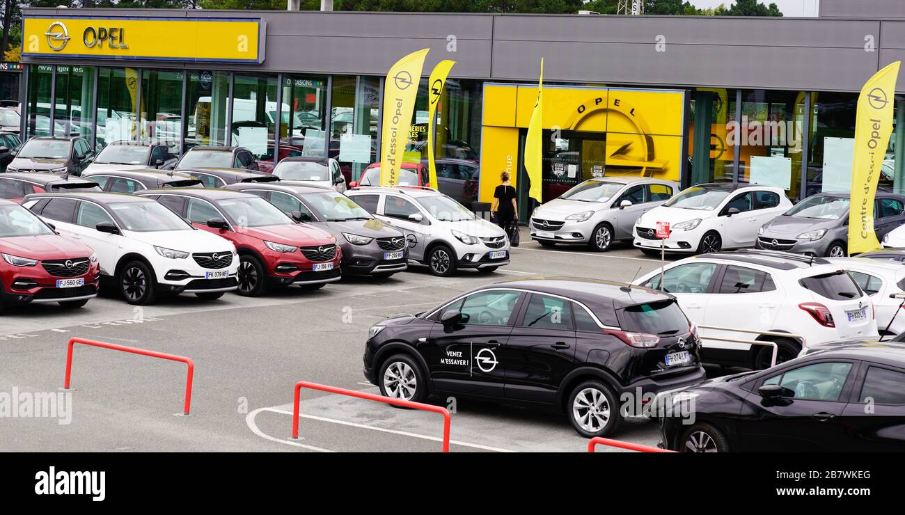 Durch Kfz-Handwerk, Kfz-Händler für Opel und Honda. Wartung /  Reparatur-spezielle Auto Werkzeug Stockfotografie - Alamy
