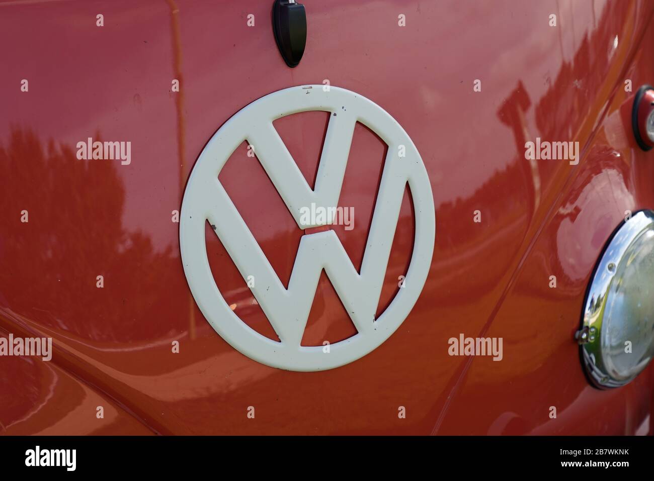 Bordeaux , Aquitanien / Frankreich - 10 23 2019 : Volkswagen T1 Bulli Oldtimer Kleinbus Transporter Front Nahaufnahme Logo VW Stockfoto