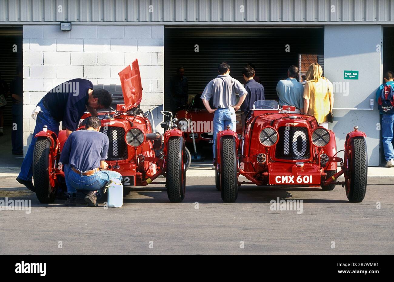 Alte Aston martin Rennwagen auf dem Coys International Festival 1996 in Silverstone UK Stockfoto