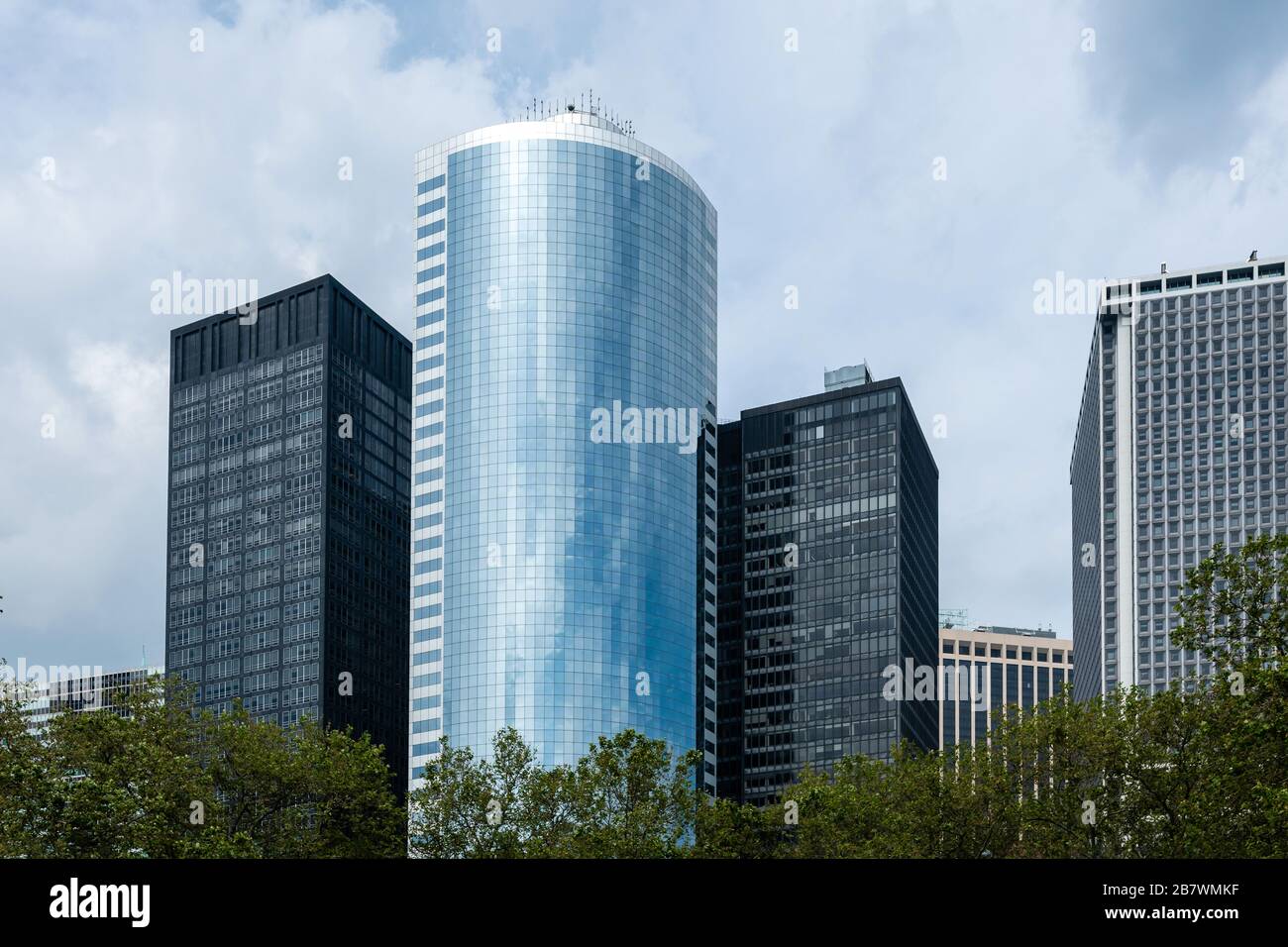 New York, USA - 7. Juni 2019: Tiefblick auf Wolkenkratzer im Finanzbezirk von New York, USA Stockfoto