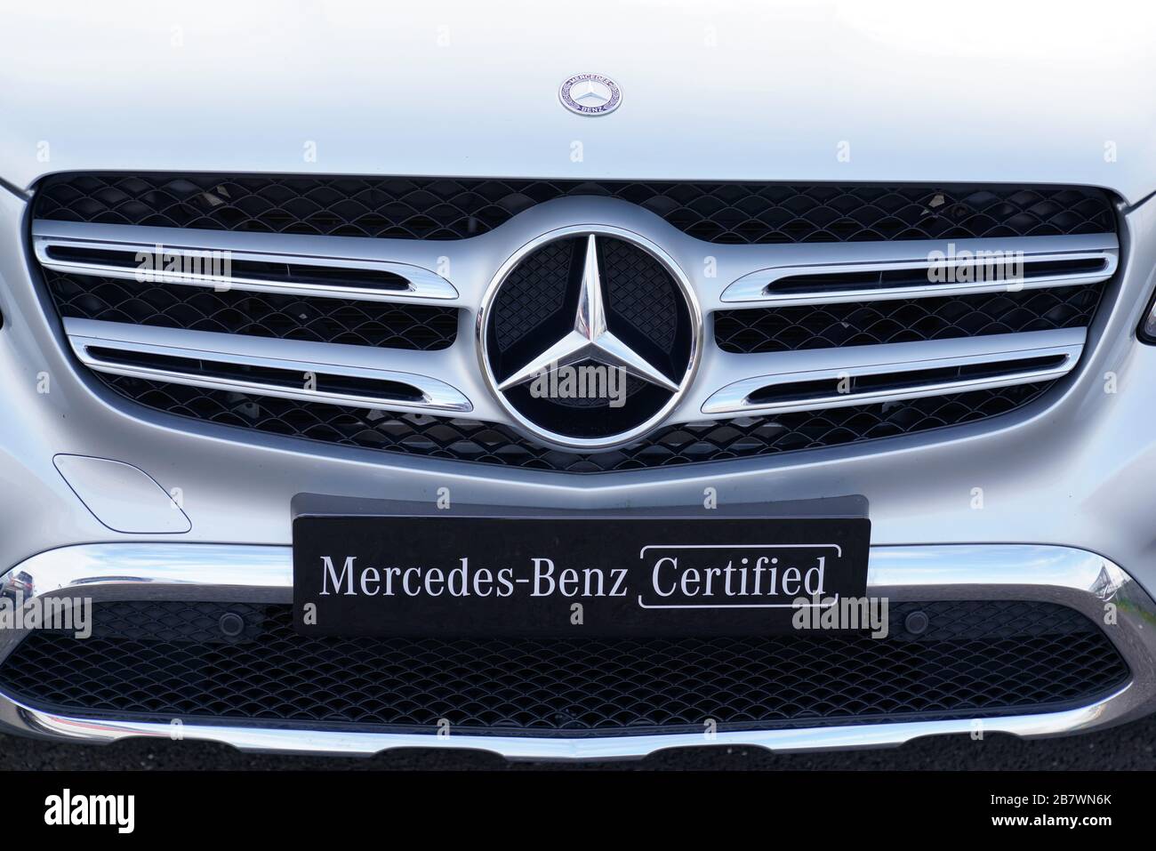 White Mercedes Car Front Grill Stockfotos Und Bilder Kaufen Alamy