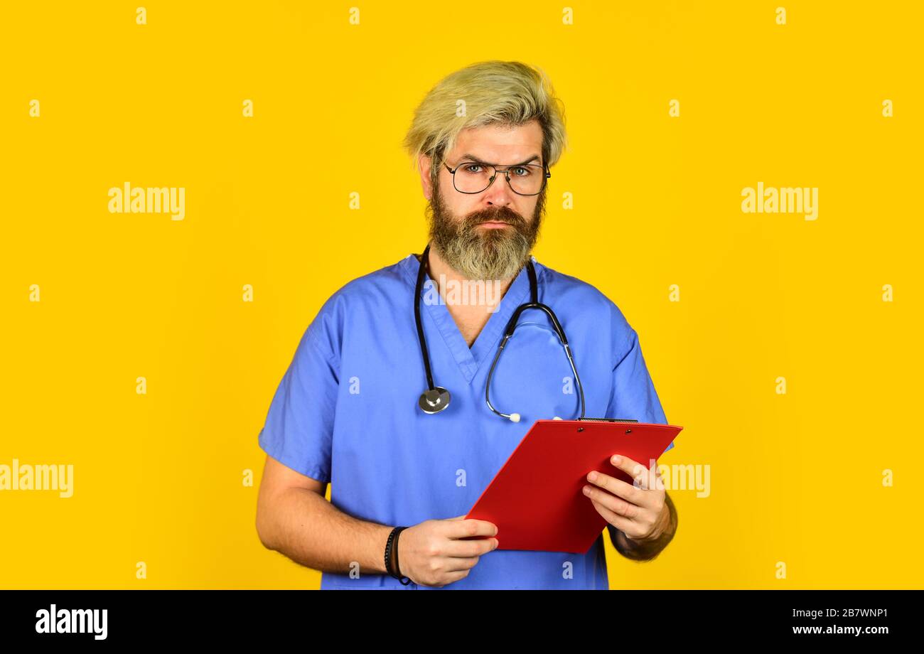 Evidenzbasierte Medizin. Bestrahlungsprotokolle. Behandlung Linderung der Symptome Körper bekämpft Infektion. Coronavirus Konzept. Mann bärtiger Arzt mit Mappe. Krankenhausbehandlung. Suchen Sie dringend ärztliche Hilfe. Stockfoto