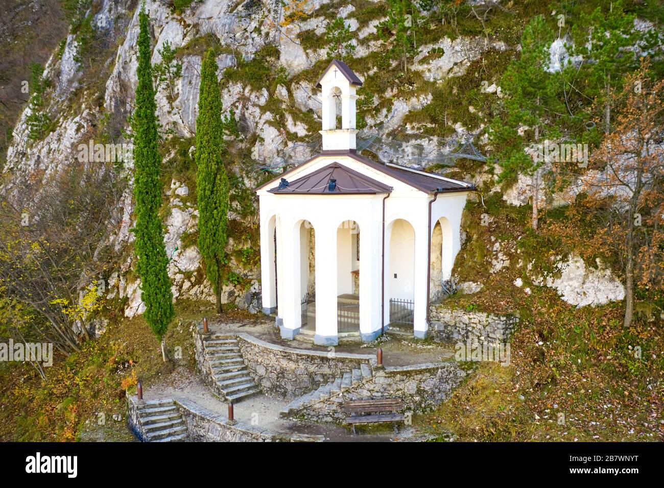 Kapelle aus dem Berg Riva del Garda, EINE kleine Kirche am Berg in der Nähe von Riva del Garda, in der Nähe des Gardasee in Norditalien Stockfoto