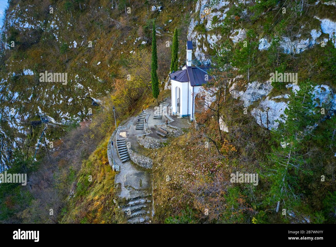 Kapelle aus dem Berg Riva del Garda, EINE kleine Kirche am Berg in der Nähe von Riva del Garda, in der Nähe des Gardasee in Norditalien Stockfoto