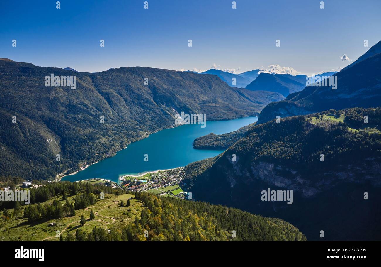 Schöner Blick auf die Brenta-Gruppe von Molveno aus Stockfoto