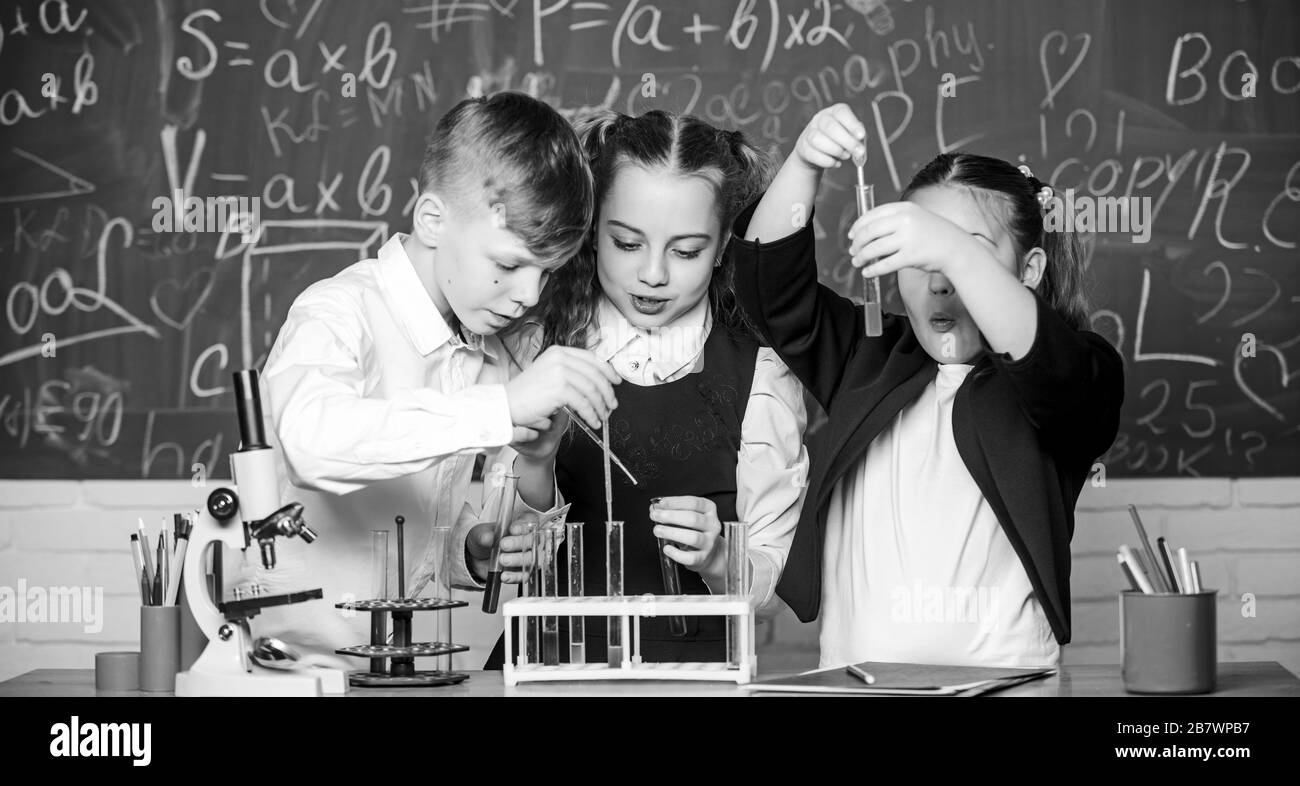 Chemische Reaktion auftritt, wenn Inhalt in neue Substanzen. Schüler Studie Chemie in der Schule. Kinder genießen chemischen Experiment. Chemische Substanz löst sich in ein anderes. Die Erkundung ist so spannend. Stockfoto