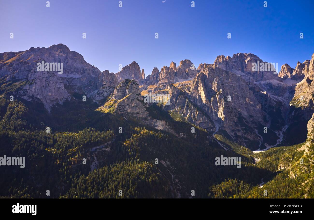 Schöner Blick auf die Brenta-Gruppe von Molveno aus Stockfoto