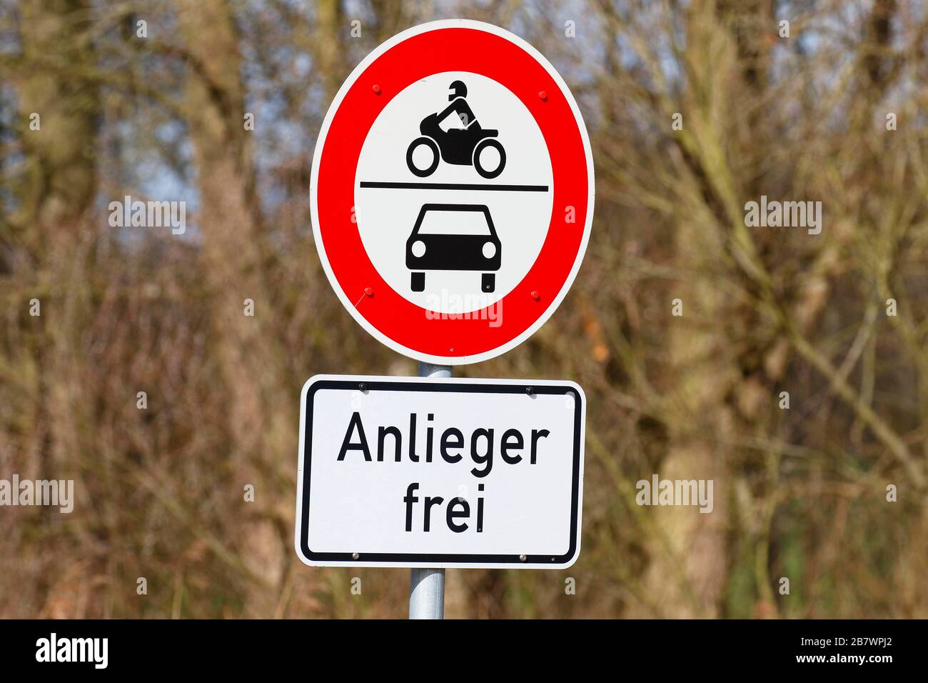 Verkehrszeichenbewohnerfrei, Zutritt für nicht autorisierte Fahrzeuge wie Motorräder und Autos verboten, Schleswig-Holstein, Deutschland Stockfoto