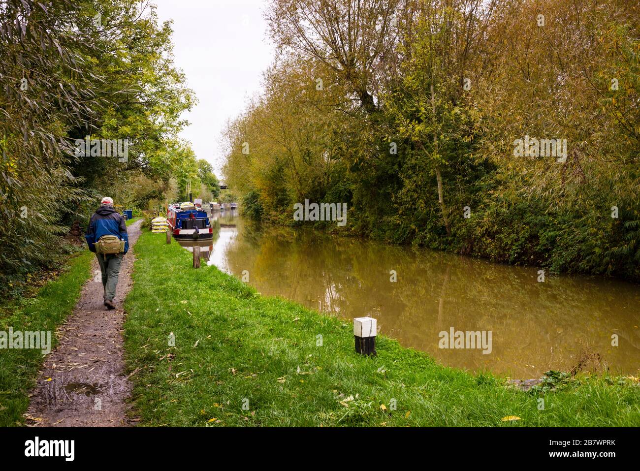 Spaziergang auf dem Fußweg auf dem Kanal in der Nähe von Oxford, England. Stockfoto