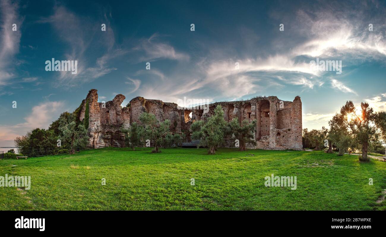 Grotten von Catullus sind die Ruinen einer römischen Villa, die Ende des 1. Jahrhunderts in Sirmione am Gardasee erbaut wurde Stockfoto