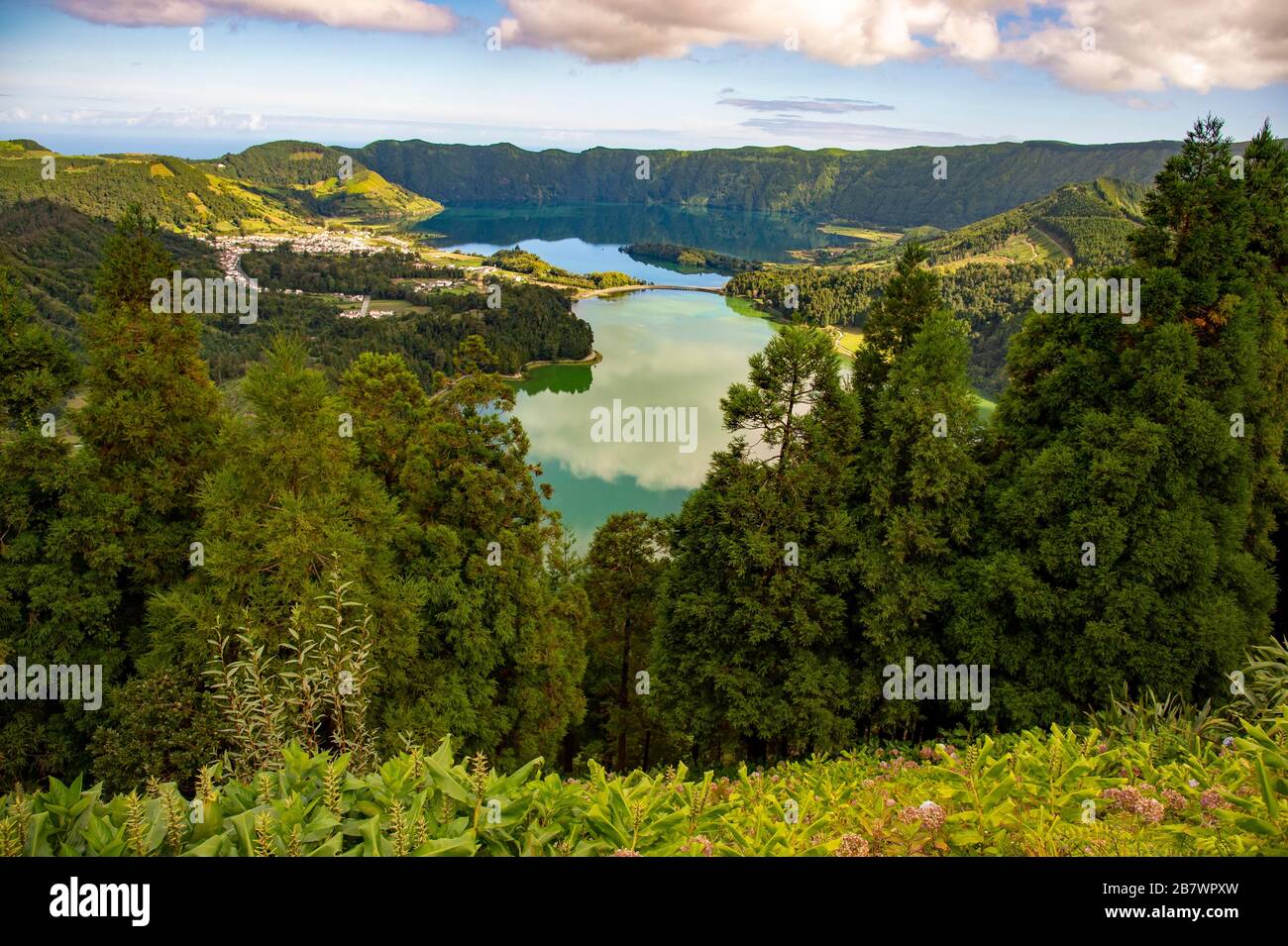 Die Kraterseen Lagoa Verde und Lagoa Azul, San Miguel, Azoren, Portugal Stockfoto