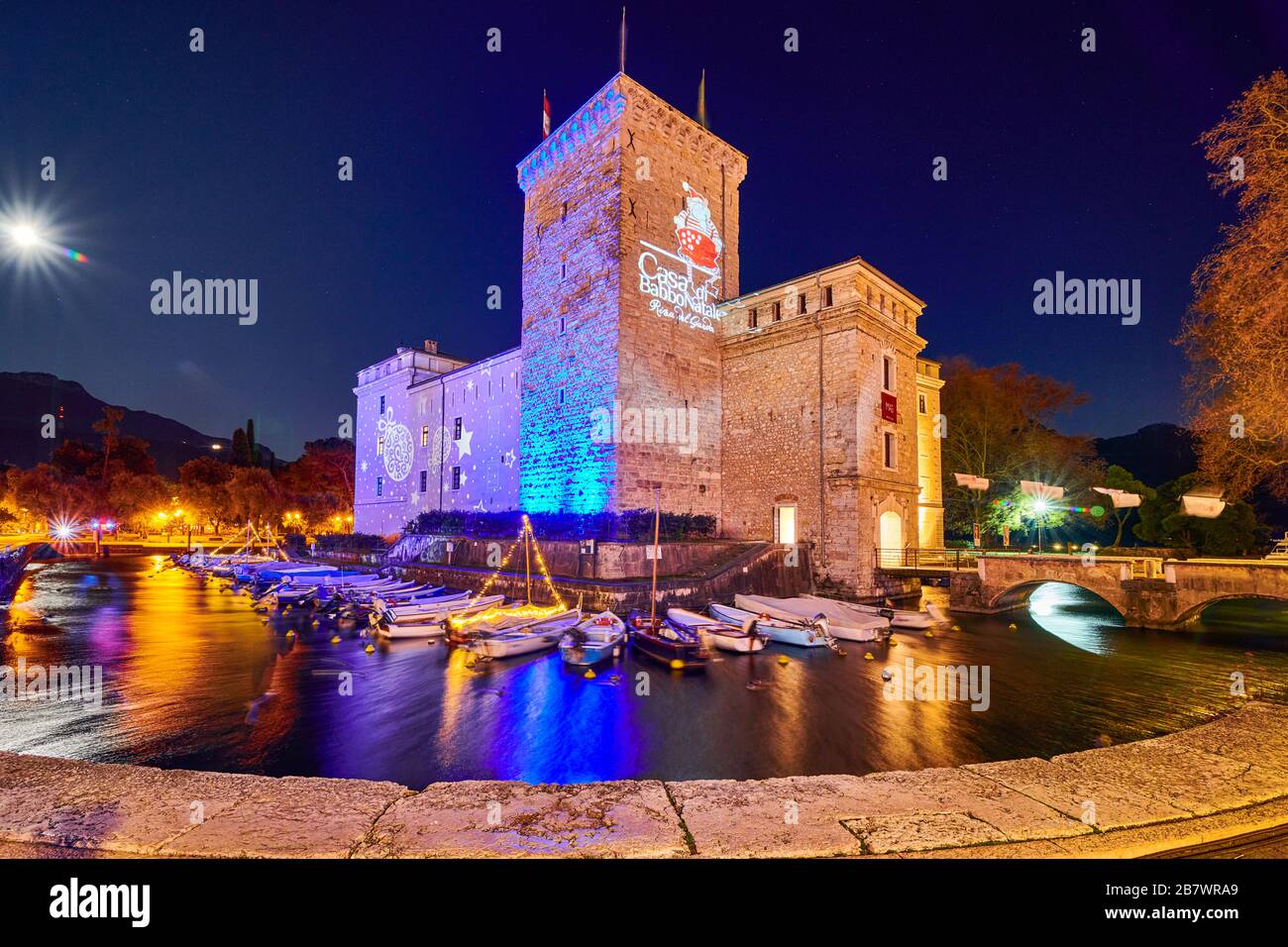 Riva del Garda, Lago di Garda, Italien - 10. Dezember 2019:Weihnachtsbeleuchtung, die das Stadtzentrum und die Riva del Garda Straße schmückt, Blick auf die schöne Riva Stockfoto