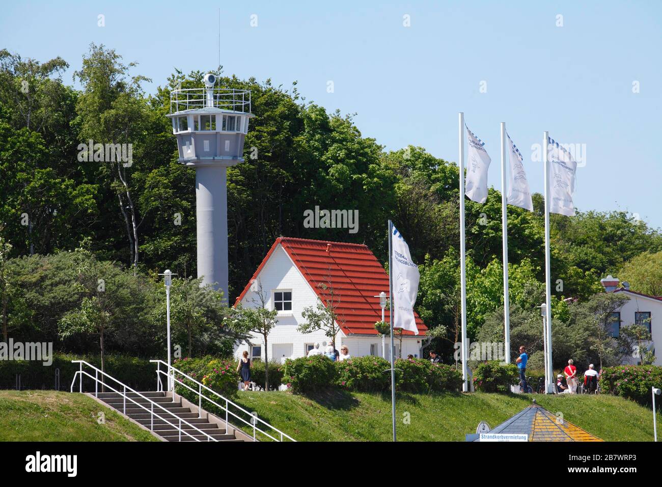 Strandpromenade mit Grenzturm Ostsee, ehemaliger Wachturm der Grenzbrigade Küste der Grenztruppen der DDR, Kuehlungsborn Stockfoto