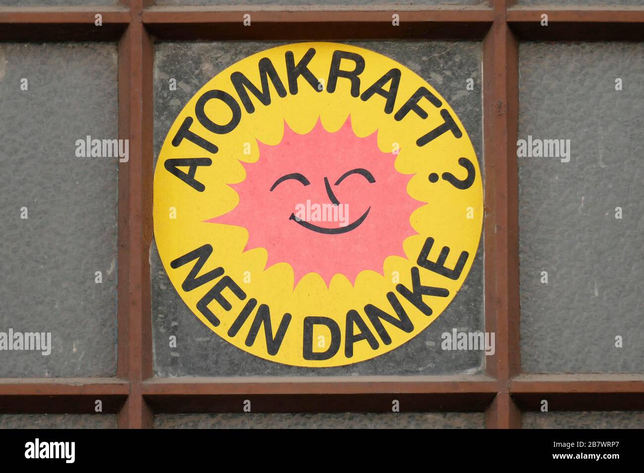Aufkleber Atomkraft Nein Danke an einem alten Fenster, Deutschland Stockfoto