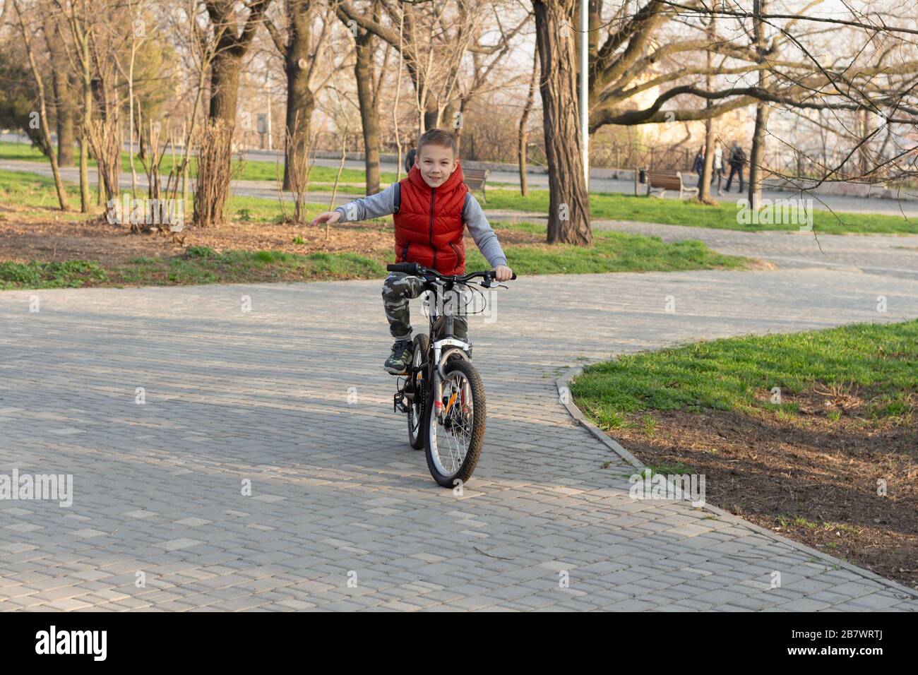 8-Jähriger auf einem Spaziergang mit dem Fahrrad an einem sonnigen Frühlingstag 2018.04.14 Odessa. Ukraine. Stockfoto