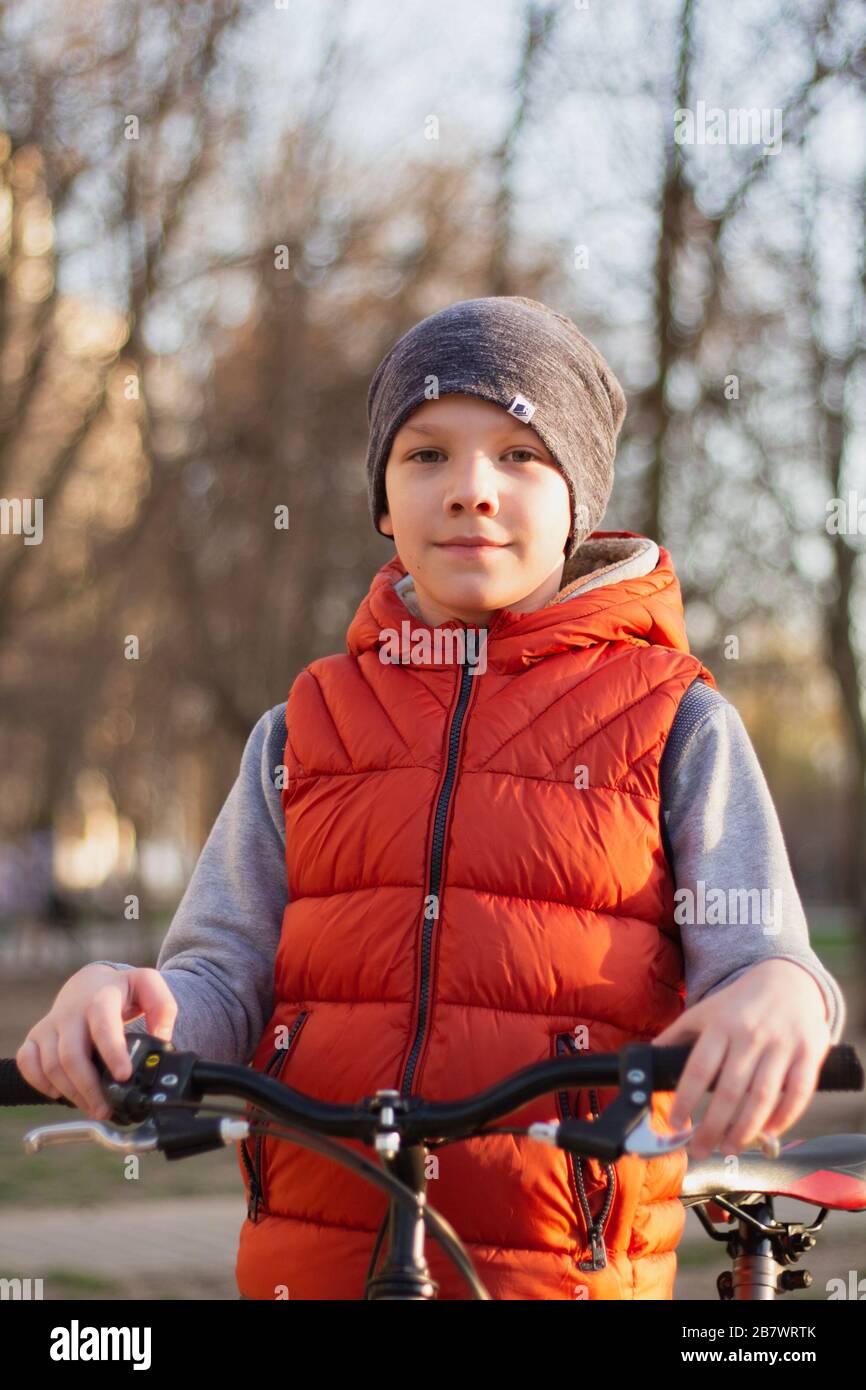 8-Jähriger auf einem Spaziergang mit dem Fahrrad an einem sonnigen Frühlingstag 2018.04.09. Odessa. Ukraine. Stockfoto