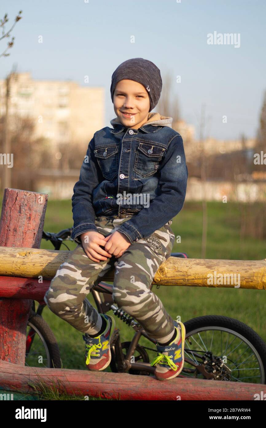 8-Jähriger auf einem Spaziergang mit dem Fahrrad an einem sonnigen Frühlingstag 2018.04.15 Odessa. Ukraine. Stockfoto